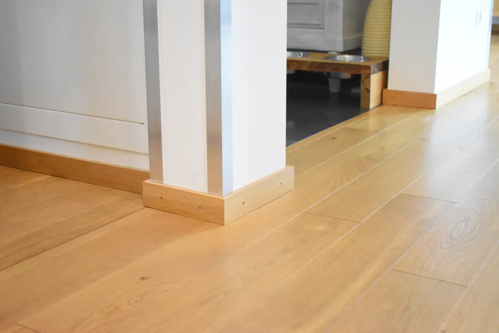 Renovierungsarbeit im Raum München – Sockelleisten aus Eiche montiert