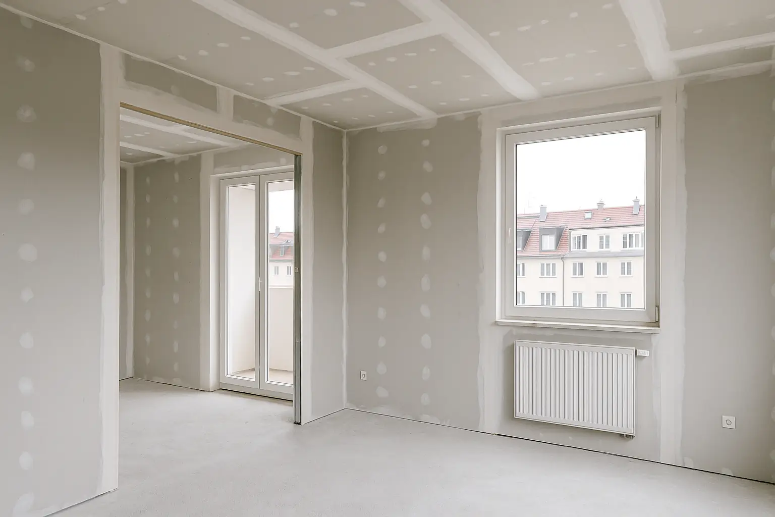 Trockenbau in München – Baustelle mit sichtbaren Gipskartonwänden und noch nicht fertiggestellten Oberflächen.